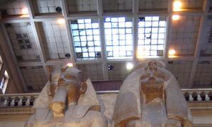 Amenhotep III a jeho mená v kartušiach v matrici vesmíru