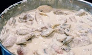 Svečano jelo - svinjetina s gljivama i sirom: najbolji recepti